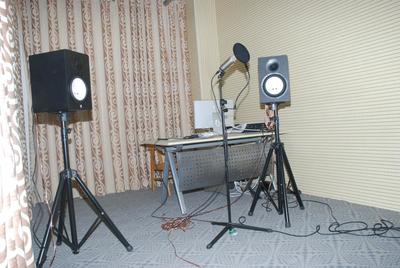 走進(jìn)聲音的殿堂——專業(yè)錄音棚及其制作流程簡(jiǎn)介